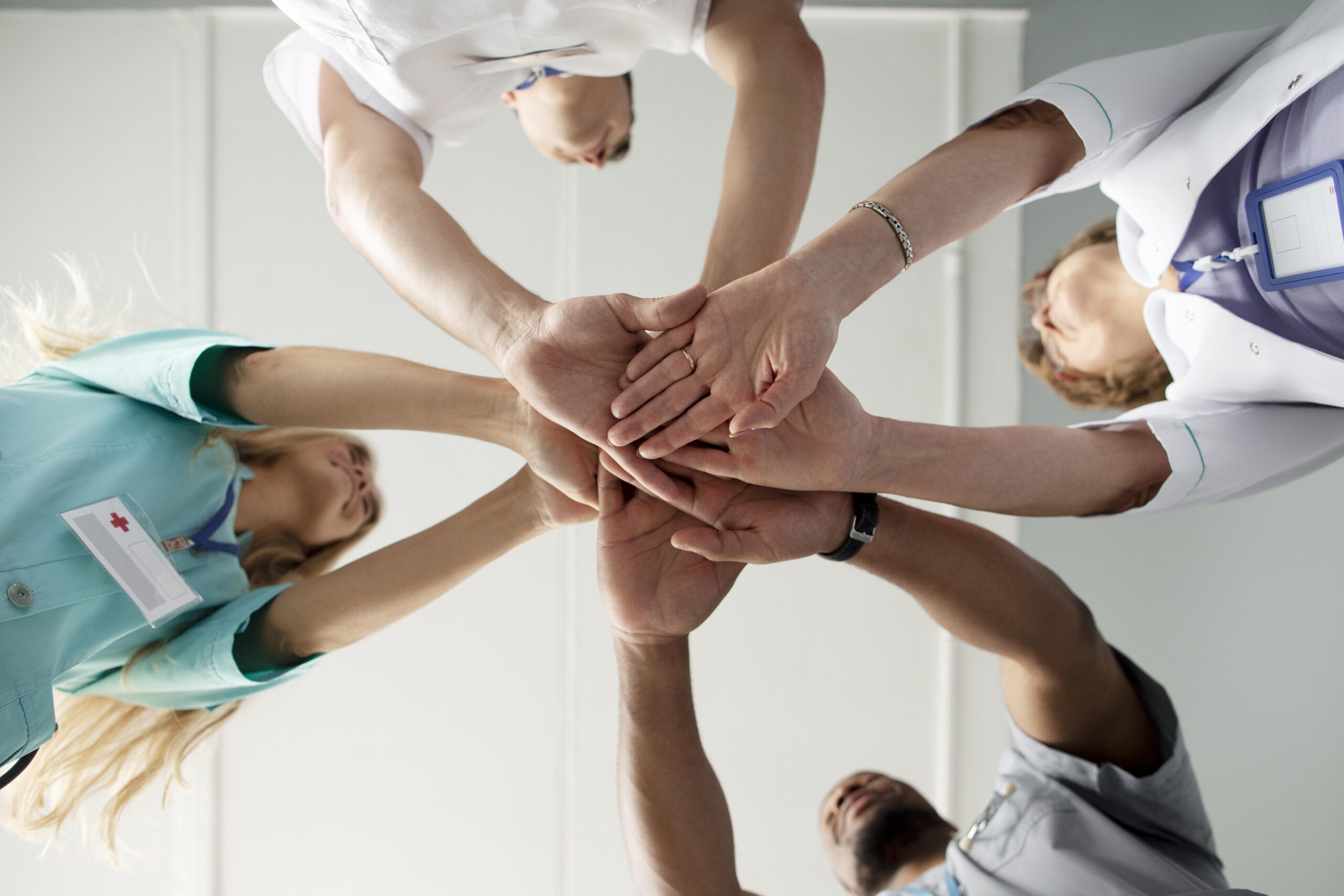 Lernen Sie den Pflegedienst Adelon aus Frankfurt kennen – erfahren Sie mehr über unsere Werte, unser Team und unsere Geschichte. Menschen die die Hände zusammen legen.